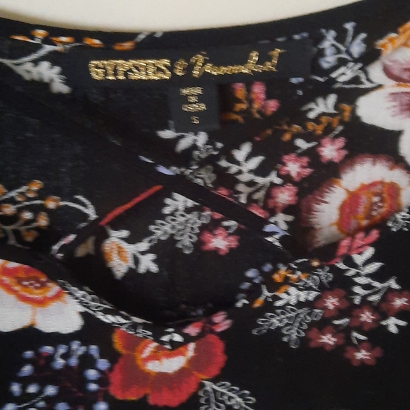 Flowery Criss-Cross V-neck Black Tunic - Picture 4 of 5